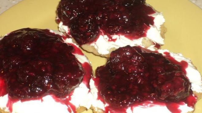 Рецепт Оладьи с маскарпоне и ягодным соусом