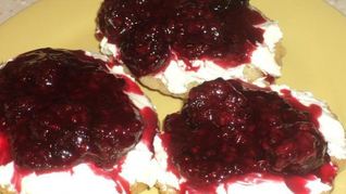 Рецепт Оладьи с маскарпоне и ягодным соусом