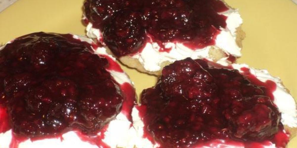 Как приготовить оладьи с маскарпоне и ягодным соусом