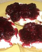 Оладьи с маскарпоне и ягодным соусом