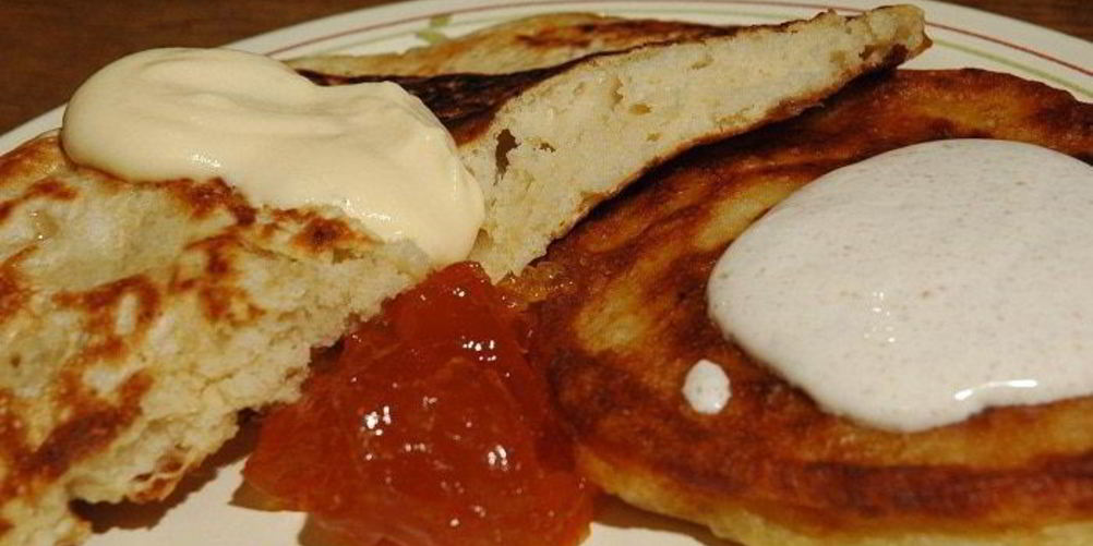 Как приготовить оладьи со сметанным кремом