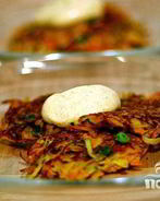 Овощные оладьи с соусом карри