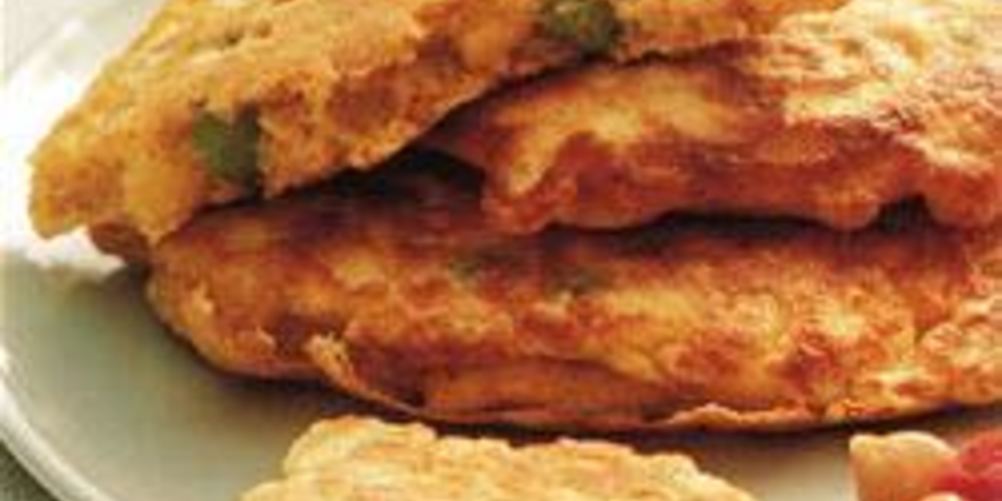 Как приготовить пикантные оладьи с кукурузой и зеленым горошком