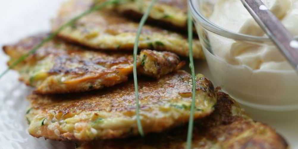 Как приготовить ржаные оладьи из кабачков с кунжутом