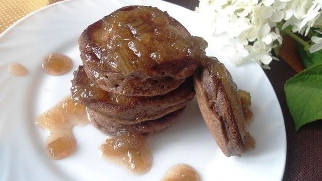 Рецепт Шоколадные оладьи с ревеневым соусом