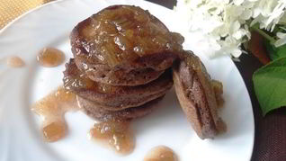 Рецепт Шоколадные оладьи с ревеневым соусом