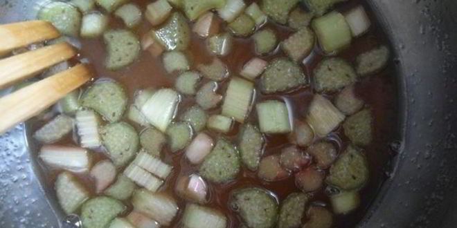 Рецепт шоколадные оладьи с ревеневым соусом