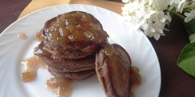 Рецепт шоколадные оладьи с ревеневым соусом