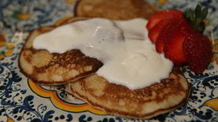 Рецепт Сладкие гречневые оладьи с клубникой и взбитыми сливками