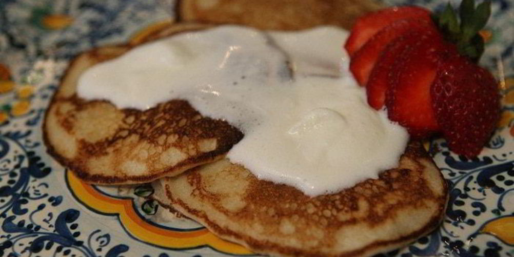 Как приготовить сладкие гречневые оладьи с клубникой и взбитыми сливками