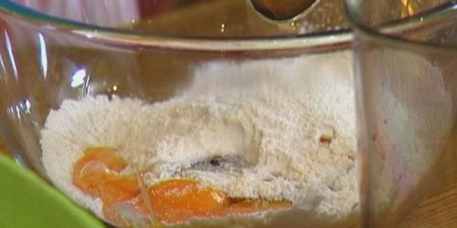 Рецепт сладкие гречневые оладьи с клубникой и взбитыми сливками