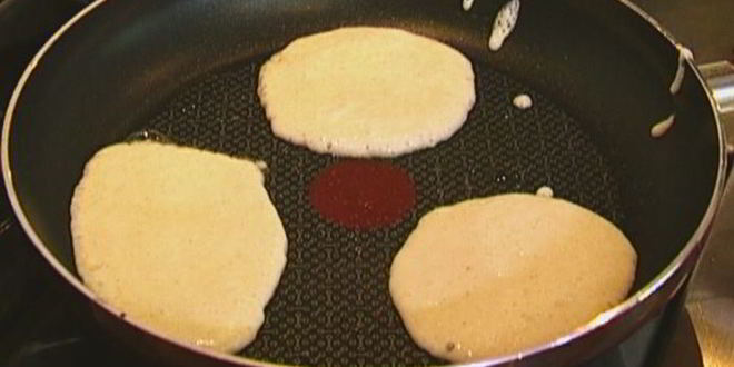 Рецепт сладкие гречневые оладьи с клубникой и взбитыми сливками