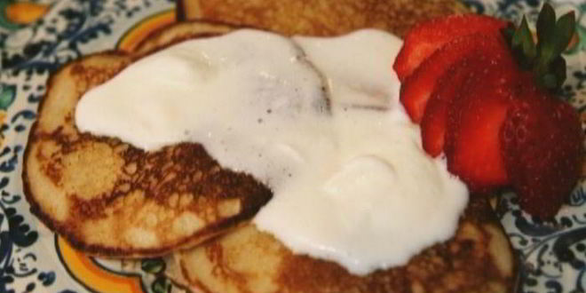 Рецепт сладкие гречневые оладьи с клубникой и взбитыми сливками