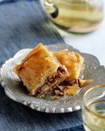 Пахлава с медово-розовым сиропом