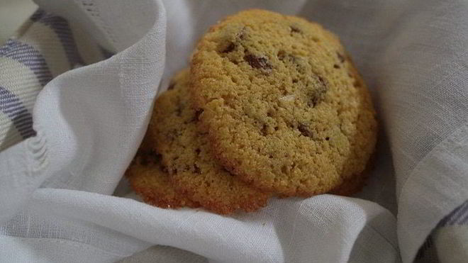 Рецепт Бисквитное печенье из кукурузной муки с изюмом