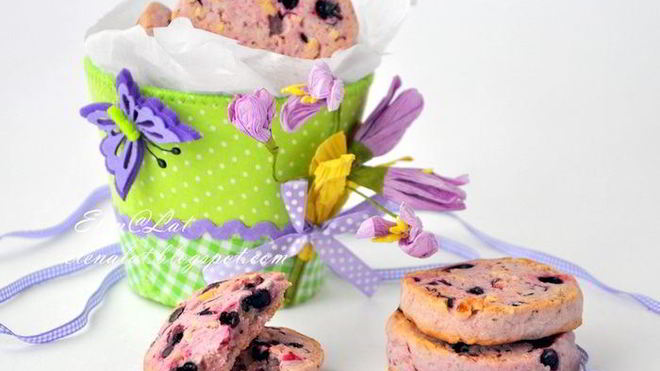 Рецепт Печенье с черной смородиной и фундуком