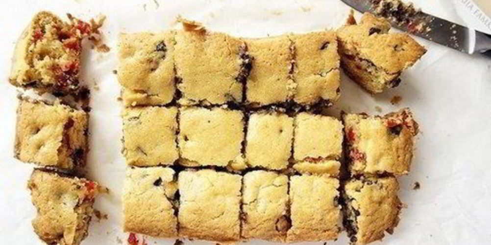 Как приготовить печенье с кусочками шоколада и сушеной вишней