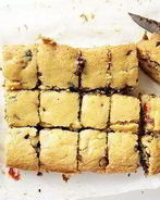 Печенье с кусочками шоколада и сушеной вишней