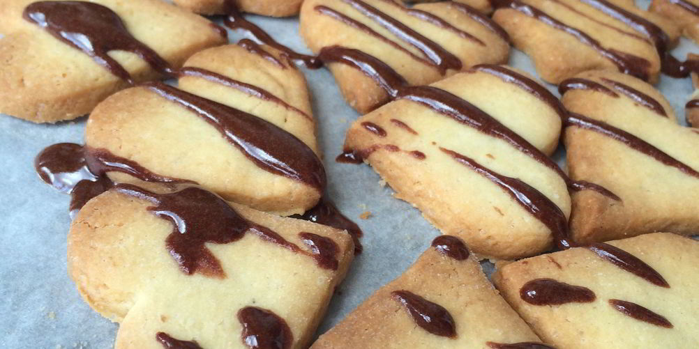 Как приготовить песочное печенье в шоколадной глазури