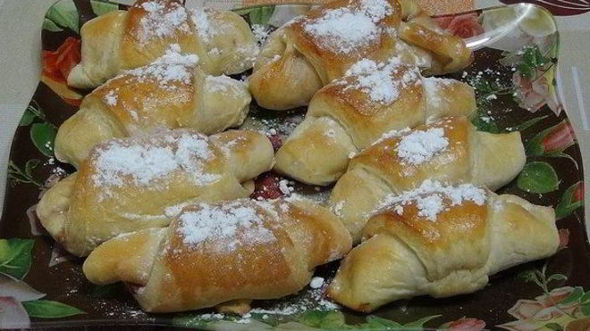 Рецепт Рогалики на сметане с начинкой из изюма