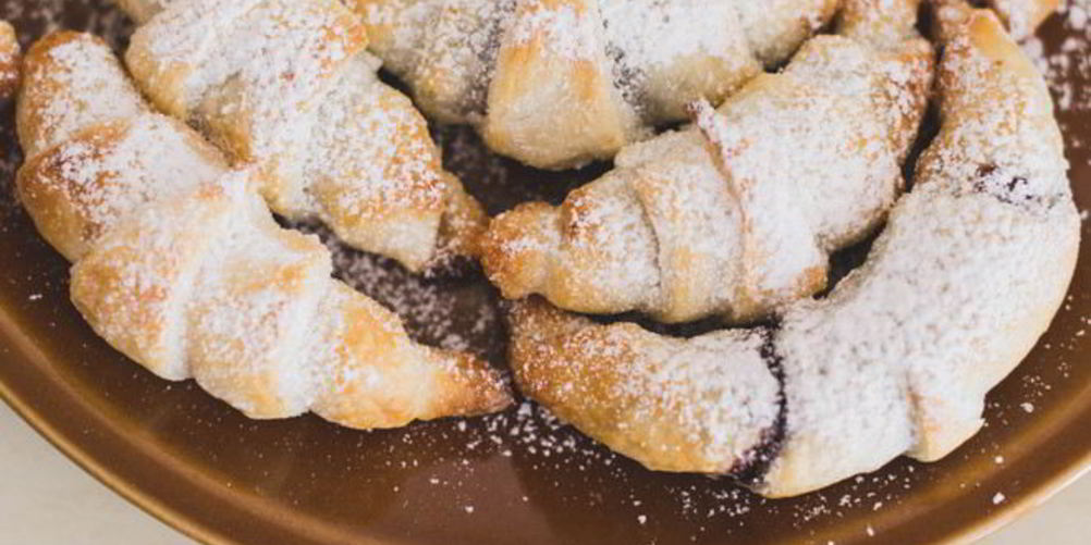 Как приготовить сдобные рогалики с повидлом