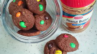 Рецепт Шоколадно-арахисовое печенье с разноцветным драже