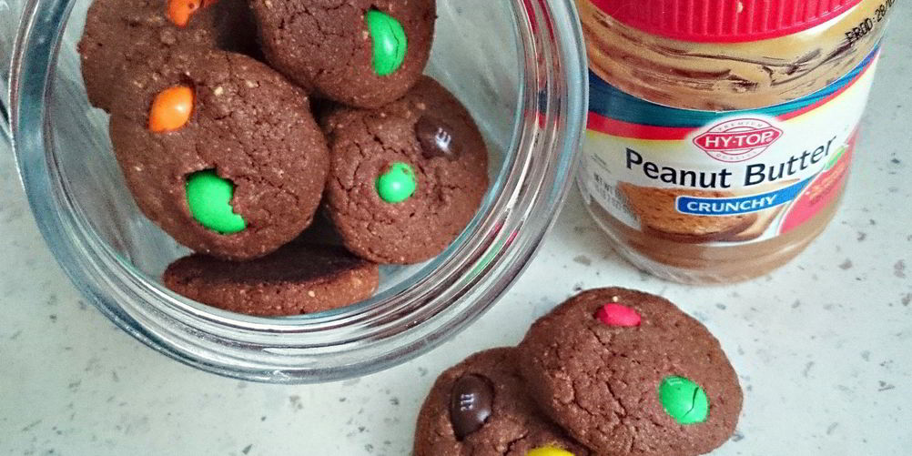 Как приготовить шоколадно-арахисовое печенье с разноцветным драже