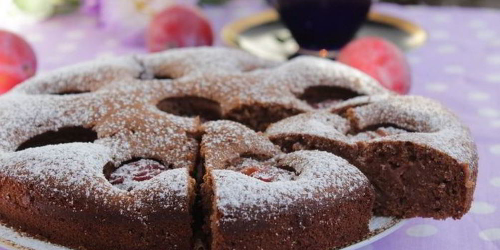 Как приготовить ароматный сливовый пирог