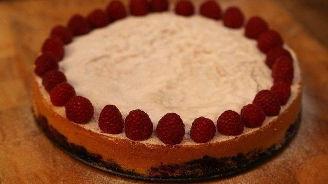 Рецепт Бисквитный пирог с ежевикой и голубикой