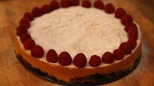 Рецепт Бисквитный пирог с ежевикой и голубикой