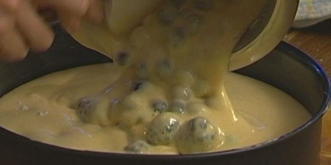 Рецепт бисквитный пирог с ежевикой и голубикой