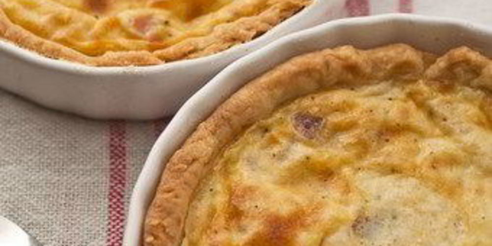 Как приготовить французский сырный пирог с яблоками и ветчиной