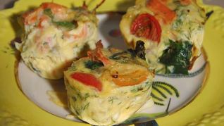 Рецепт Мини-киши со шпинатом, копченой рыбой и помидорами