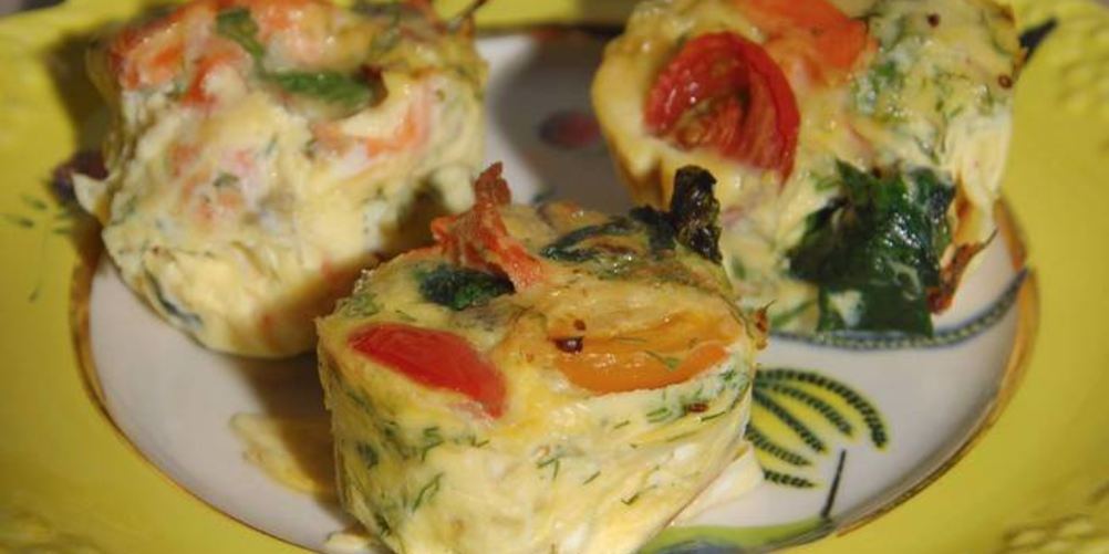 Как приготовить мини-киши со шпинатом, копченой рыбой и помидорами