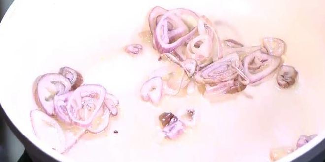 Рецепт мини-киши со шпинатом, копченой рыбой и помидорами