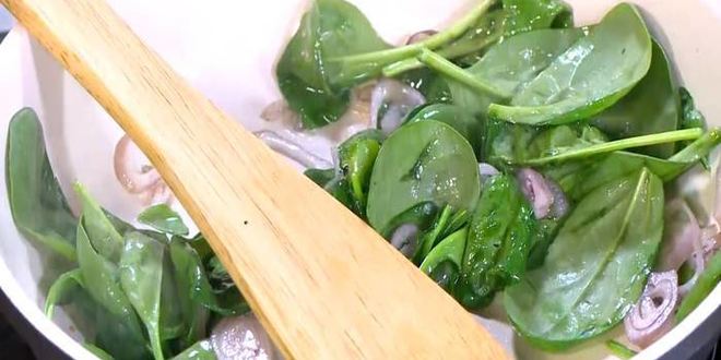 Рецепт мини-киши со шпинатом, копченой рыбой и помидорами