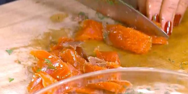 Рецепт мини-киши со шпинатом, копченой рыбой и помидорами