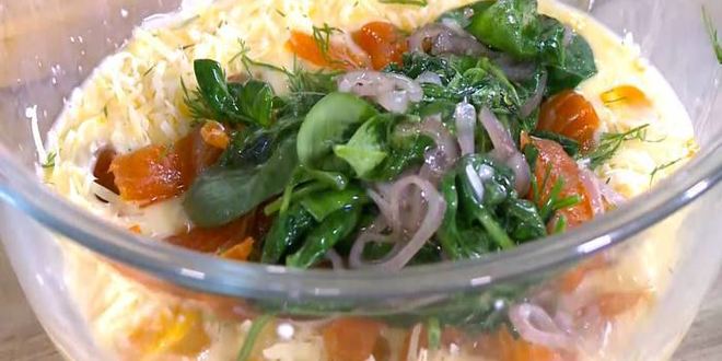 Рецепт мини-киши со шпинатом, копченой рыбой и помидорами