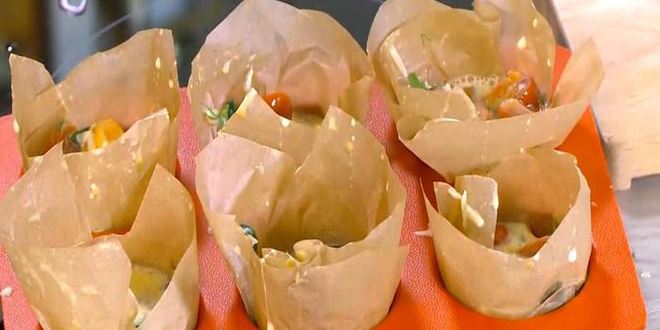 Рецепт мини-киши со шпинатом, копченой рыбой и помидорами