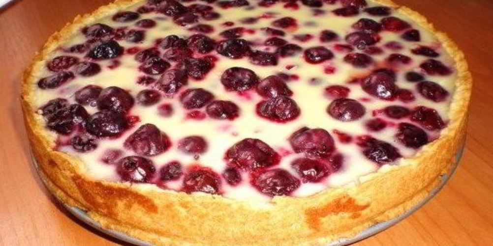 Как приготовить нежный заливной пирог с ягодами