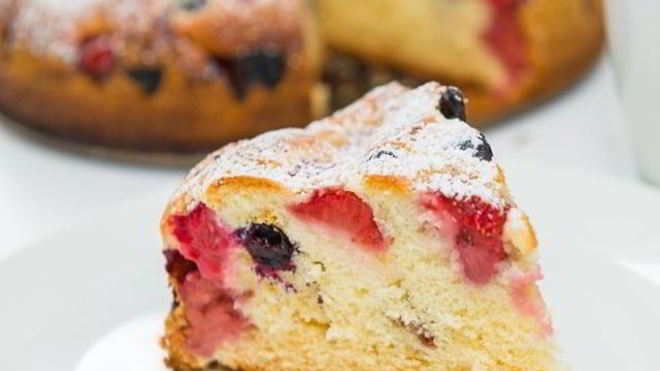 Рецепт Оригинальный заливной пирог с ягодами