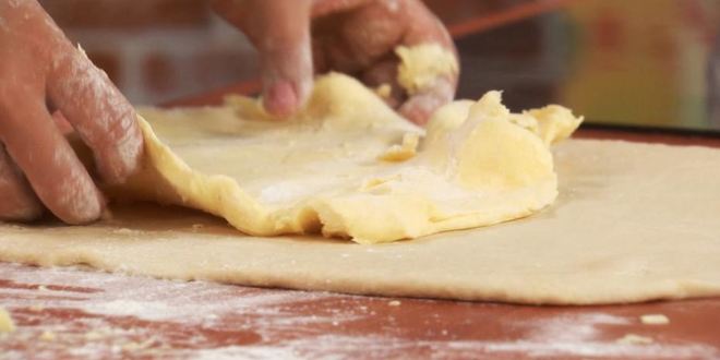 Рецепт пирог из слоеного теста с шампиньонами