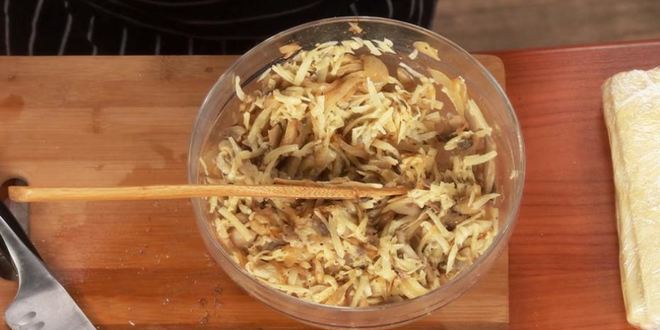 Рецепт пирог из слоеного теста с шампиньонами