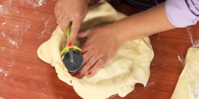 Рецепт пирог из слоеного теста с шампиньонами