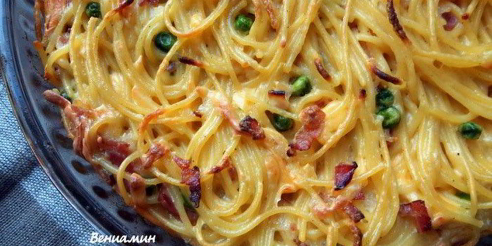 Как приготовить пирог из спагетти с зеленым горошком и беконом