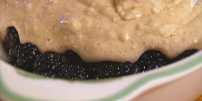 Рецепт пирог с ежевикой, имбирем и корицей