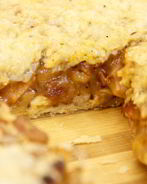 Пирог с сосисками, беконом и фасолью