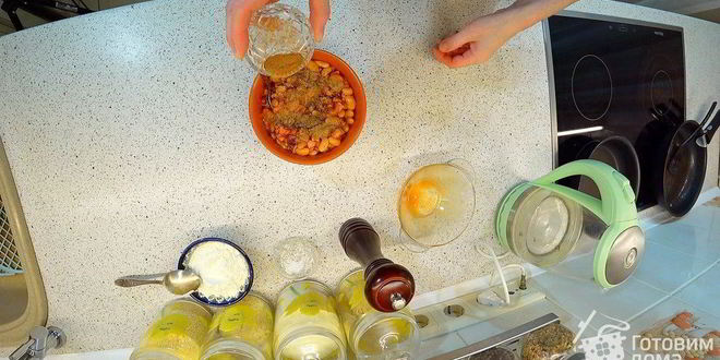 Рецепт пирог с сосисками, беконом и фасолью