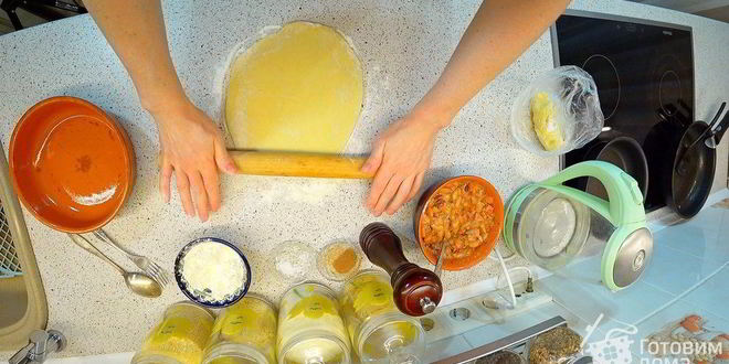 Рецепт пирог с сосисками, беконом и фасолью