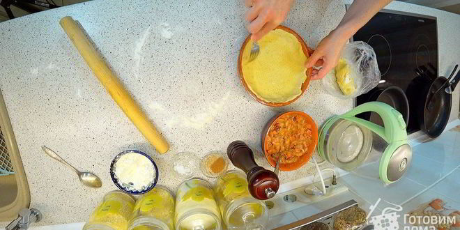 Рецепт пирог с сосисками, беконом и фасолью